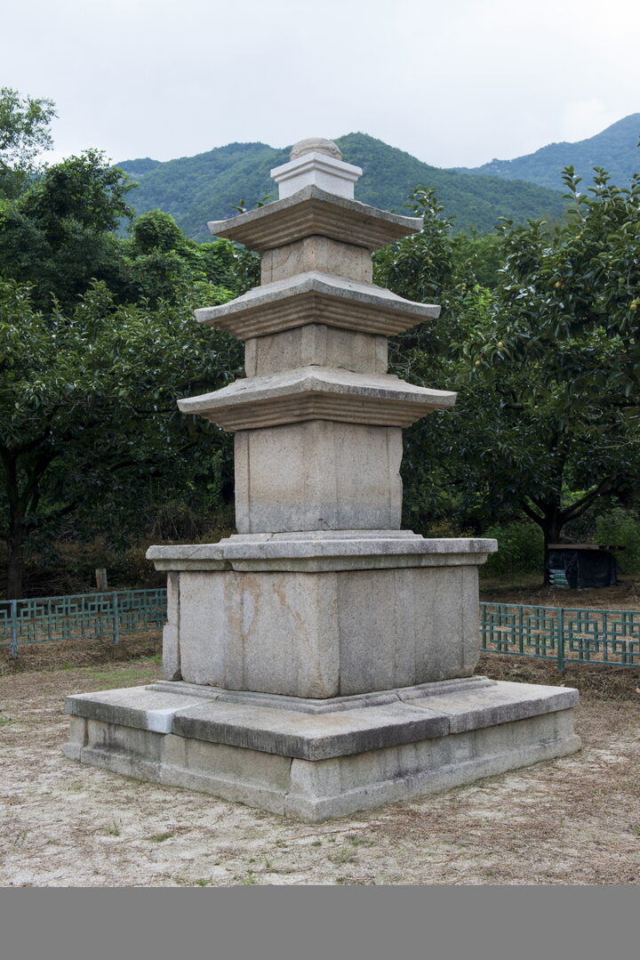 청도 장연사지 동·서 삼층석탑_동 삼층석탑 (촬영년도 : 2015년)