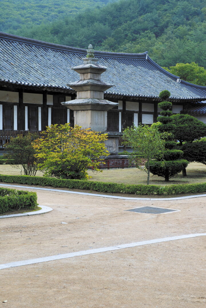 청도 운문사 동·서 삼층석탑_동탑 측후면 (촬영년도 : 2015년)