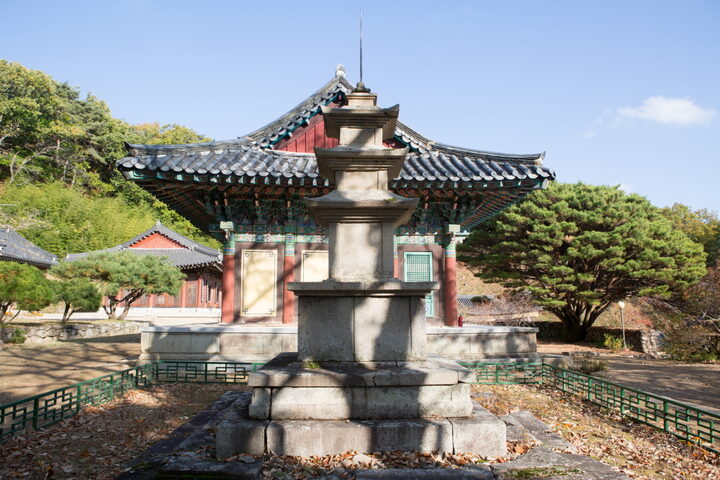 대구 동화사 금당암 동·서 삼층석탑_서 삼층석탑 측면 (촬영년도 : 2015년)