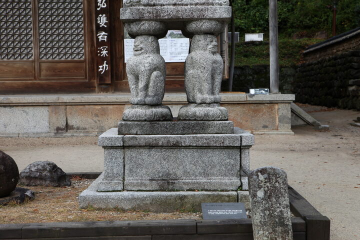 구례 화엄사 원통전 앞 사자탑_기단 (촬영년도 : 2015년)