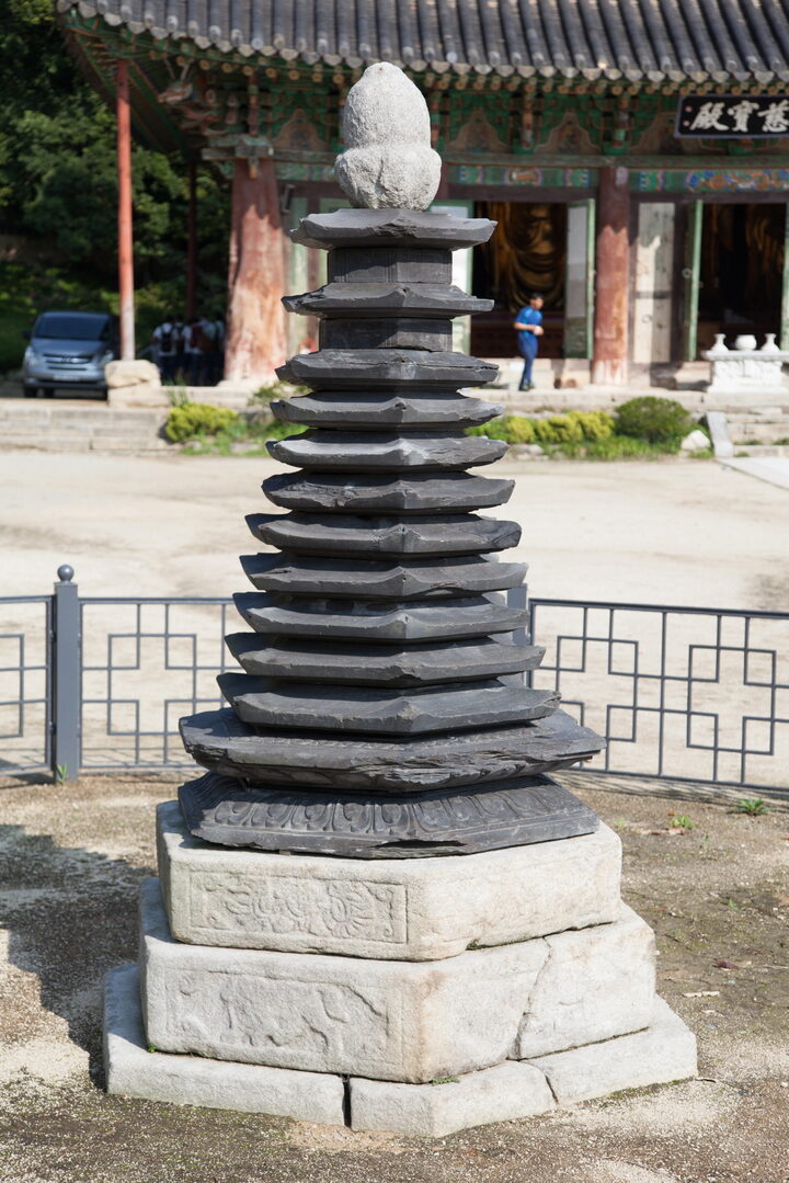 김제 금산사 육각 다층석탑_우측면 (촬영년도 : 2015년)