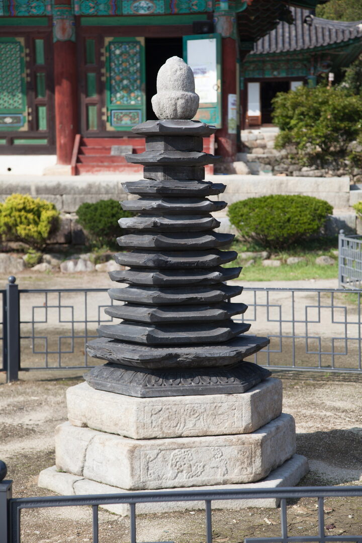 김제 금산사 육각 다층석탑_정면 (촬영년도 : 2015년)