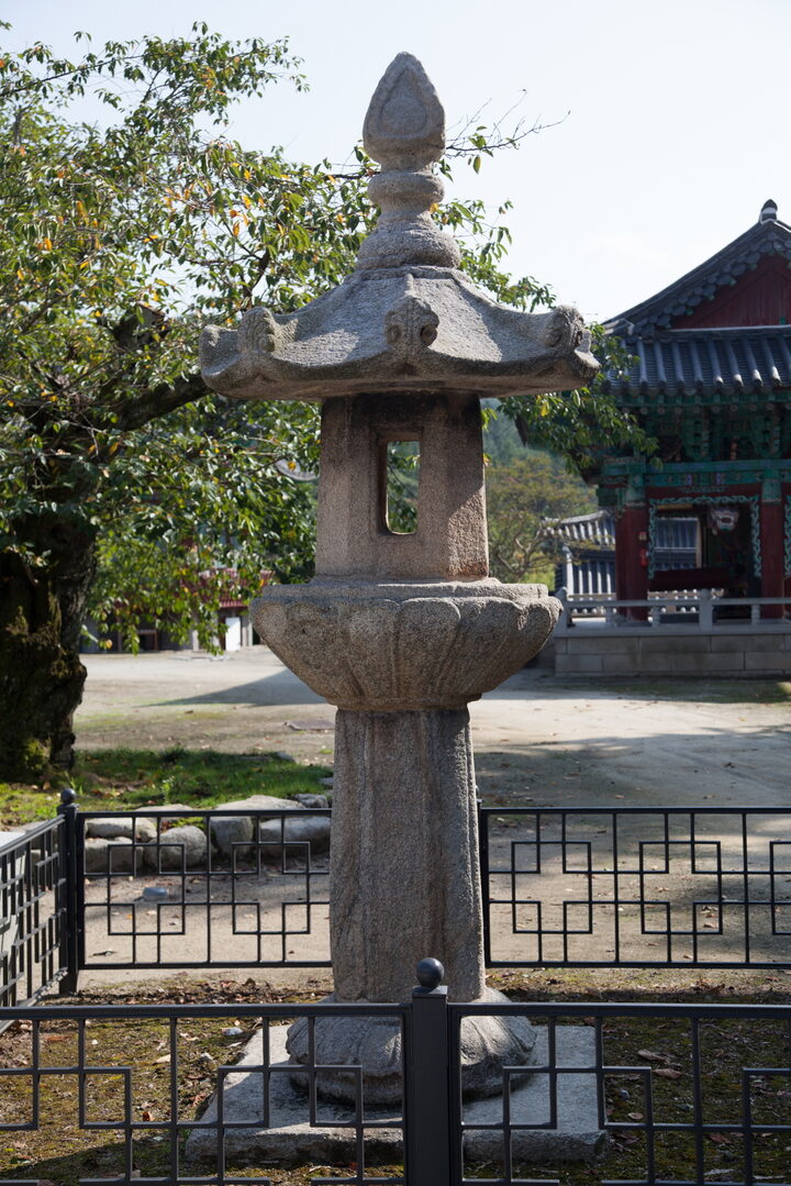 김제 금산사 석등_우측면 (촬영년도 : 2015년)