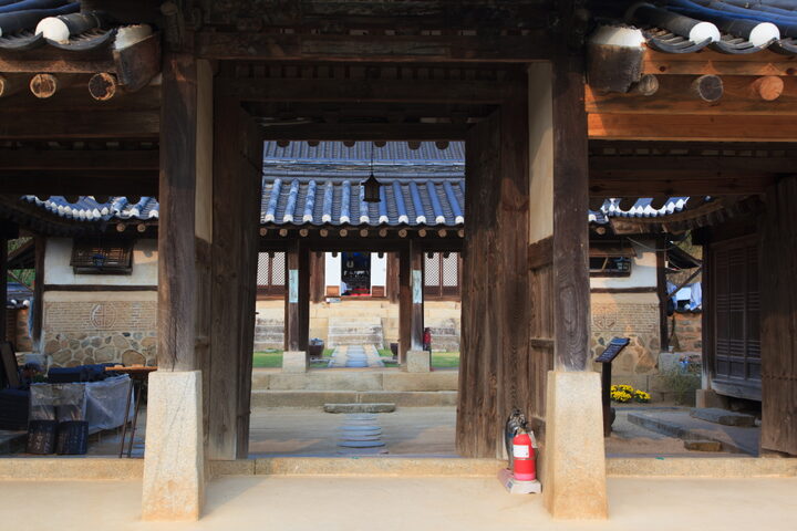 공주 계룡산 중악단_대문간채에서 바라본 중악단 (촬영년도 : 2015년)