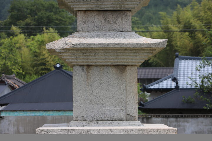 산청 단속사지 서 삼층석탑_1층 탑신부(남측면)_건축_2016년(자료출처 : 국립문화재연구소)
