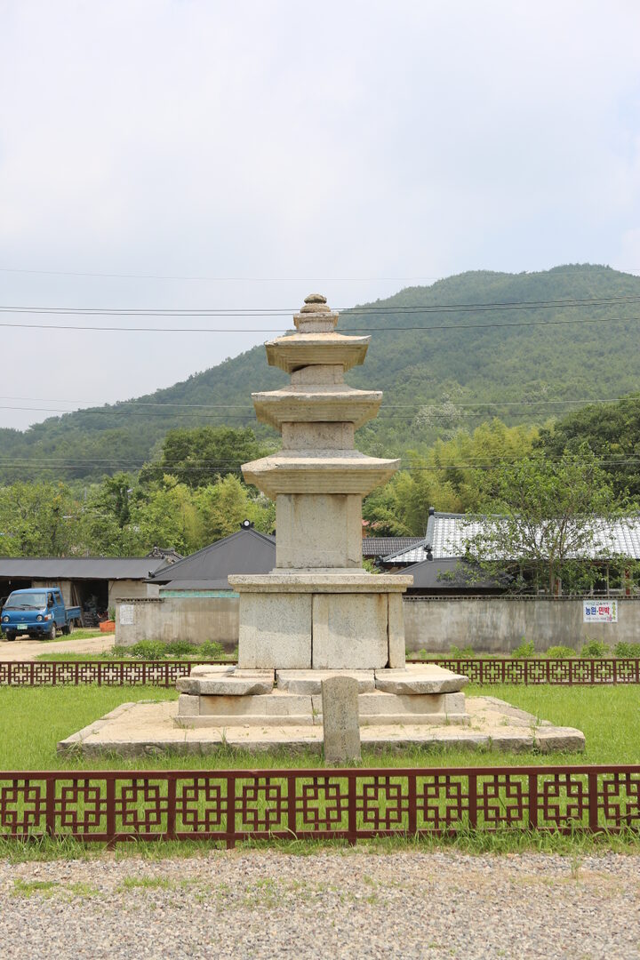 산청 단속사지 서 삼층석탑_남측면_건축_2016년(자료출처 : 국립문화재연구소)