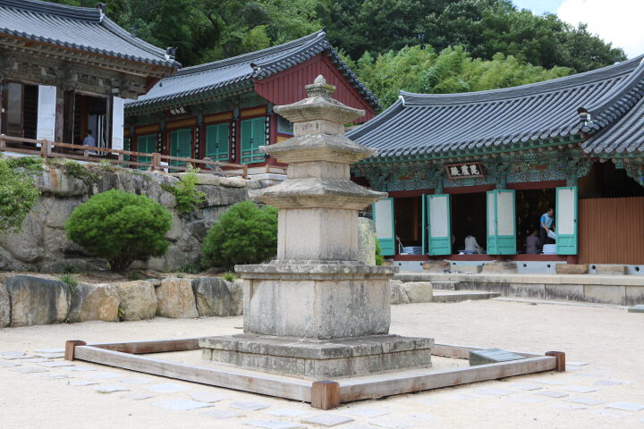 부산 범어사 삼층석탑_남동측면110_건축_2018년(출처 : 국립문화재연구소)