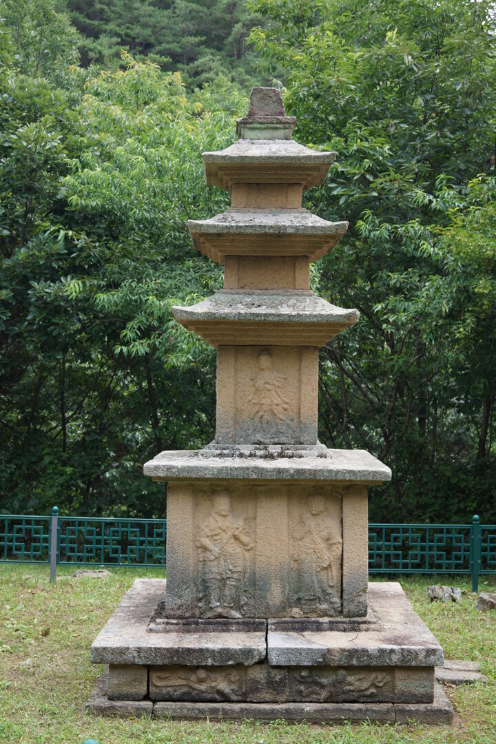 의성 관덕리 삼층석탑_서측면_건축_2013년(출처 : 국립문화재연구소)