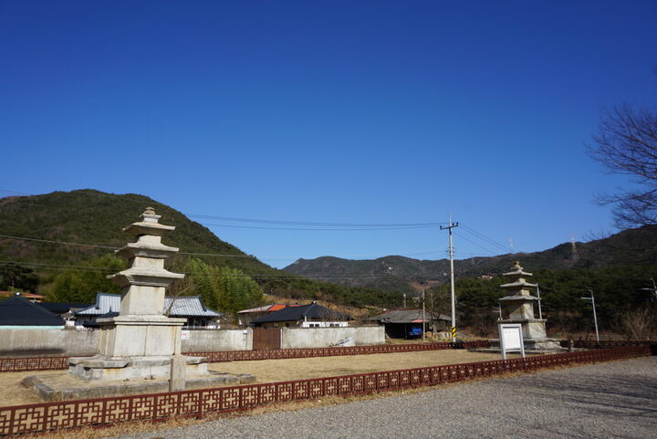 산청 단속사지 동,서 삼층석탑(2017년 촬영)