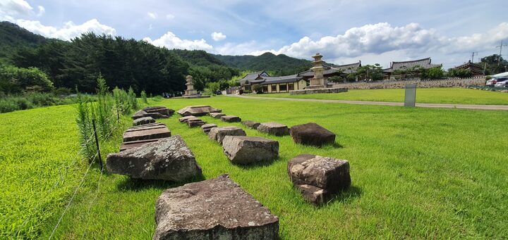 경주 (전)염불사지 동ㆍ서 삼층석탑 전경