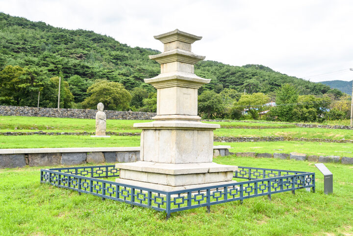 보령 성주사지 동 삼층석탑