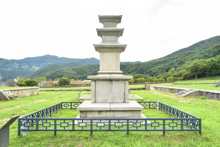 보령 성주사지 동 삼층석탑