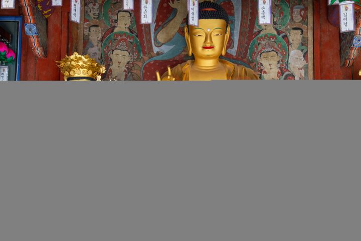 공주 갑사 소조석가여래삼불좌상ㆍ사보살입상(사진)_좌측 여래좌상과 보살입상 (촬영년도_2024년)